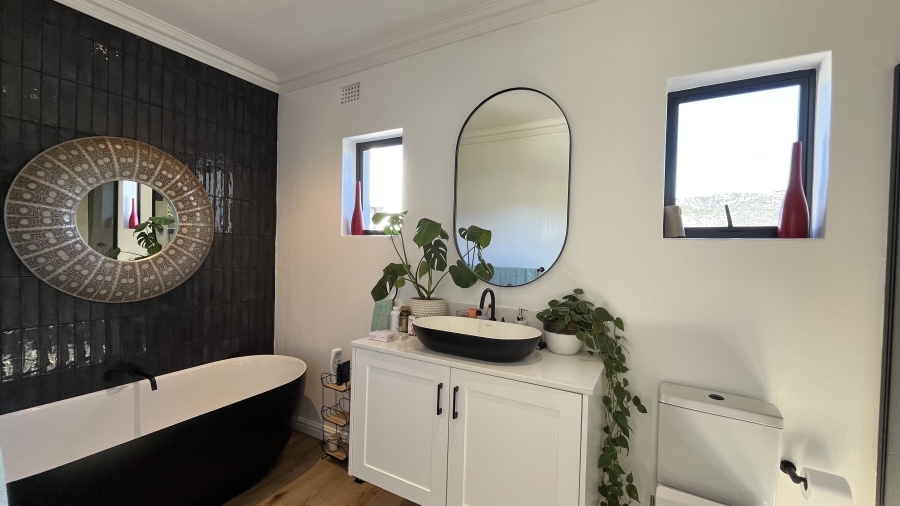 5 Bedroom Property for Sale in Clovelly Western Cape